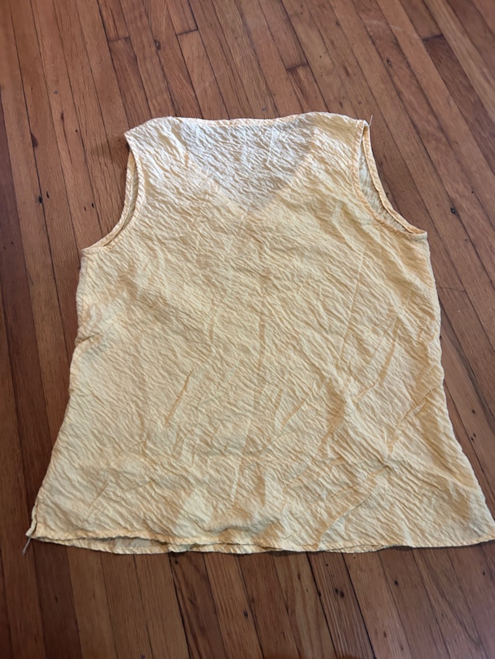 Peep this thin, light yellow pastel “cut loose” Textured Crinkled tank. Size L
